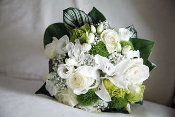 Dettaglio bouquet da sposa fatto di rose bianche