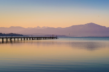 Fototapeta premium Morgendämmerung am Chiemsee in Bayern, Deutschland