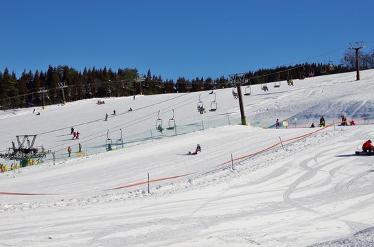快晴のスキー場のゲレンデ
