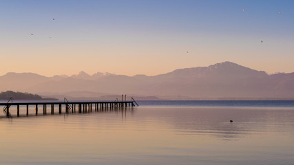 Morgendämmerung am Chiemsee in Bayern, Deutschland