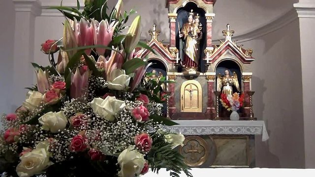 Altar und Blumenschmuck in der Wallfahrtskirche Maria Fieberbr&uuml;ndl (Steiermark)    - Kamerazoomfahrt
