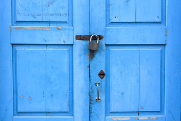 Hanging metal padlock