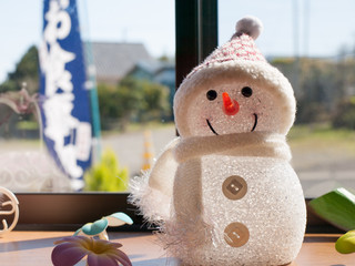 Snowman doll at the window of a Japanese restaurant 飲食店の窓際の雪だるまの人形