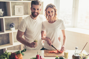 Paare, die gesundes Essen kochen