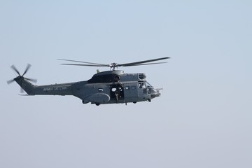 Fototapeta na wymiar hélicoptère puma de l'armée de l'air française