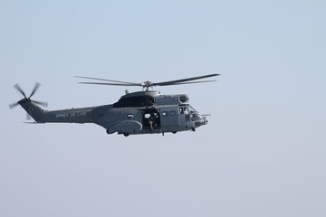 Fototapeta premium hélicoptère puma de l'armée de l'air française