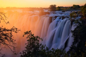 Deurstickers Victoriawatervallen bij zonsondergang. Zambia © yurybirukov