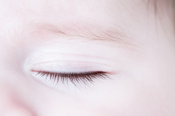 Obraz premium dormir enfant bébé oeil sourcil,cil peau ange calme apaisé malade santé repos reposer fatigué fermé