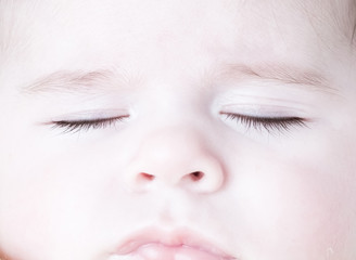 bébé dormir visage oeil paupière fermé repos calme apaisé tranquille peau enfant naissance nez...