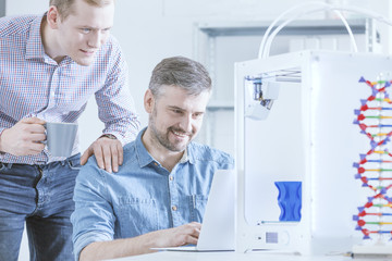 Obraz premium Men watching 3D print