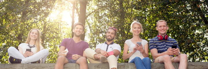 Fototapeta premium Friends with smartphones