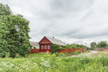 Plakat Бордовый деревянный дом и дорога в Переславле-Залесском