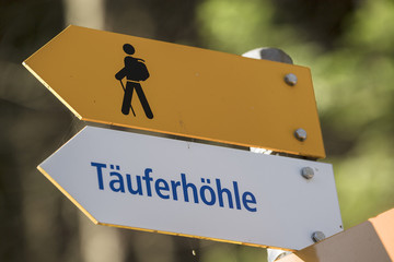 Wanderwegweiser zur Täuferhöhle bei Wappenswil, Bäretswil, Zürich, Schweiz