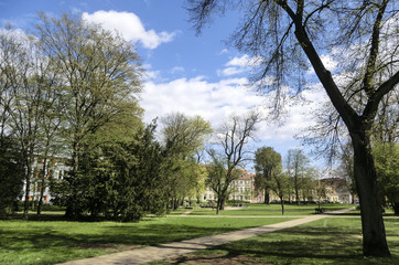 Fototapeta na wymiar Gertraudenpark in Frankfurt an der Oder im Frühling mit Blick auf den Kellenspring