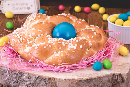 Osterkranz mit Zuckerstreusel und Osterei