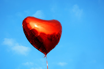 Herz Ballon vor Himmel