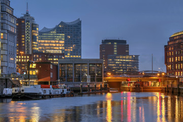 Obraz premium Alstermündung Schaartorschleuse in Hamburg am Abend