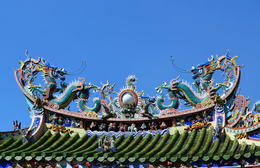 Fototapeta na wymiar Twin dragons statue on Chinese temple roof