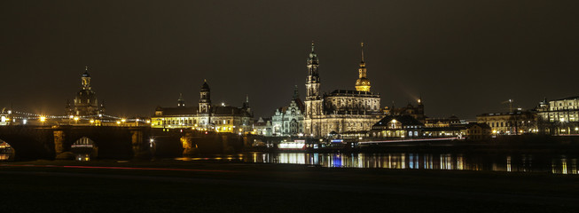 Fototapeta na wymiar Dresdener Skyline bei Nacht