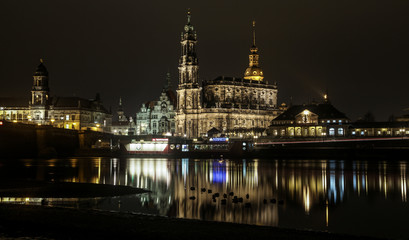 Fototapeta na wymiar Dresdener Skyline bei Nacht