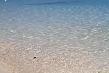 Fototapeta na wymiar Vagues calmes d'une mer turquoise