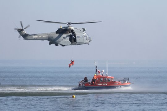 exercice de sauvetage en mer par un hélicoptère de l'armée de l'air