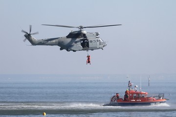 exercice de sauvetage en mer par un hélicoptère de l'armée de l'air