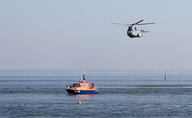 exercice de sauvetage en mer par un hélicoptère de l'armée de l'air