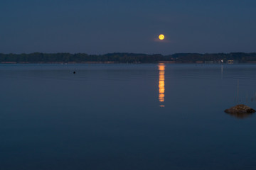 Monduntergang am Chiemsee in Bayern, Deutschland