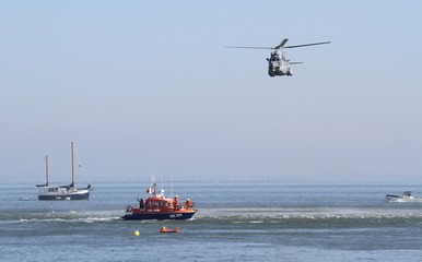 exercice de sauvetage en mer par un hélicoptère de l'armée de l'air