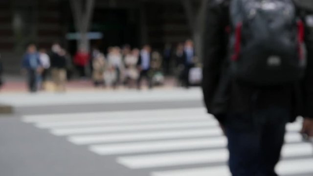 ぼかし・群衆・歩く人・横断歩道・東京駅