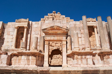 Jerash, Giordania, 04/10/2013: il Teatro Sud dell'antica Gerasa, uno dei pi&ugrave; grandi e meglio conservati siti di architettura romana al mondo 