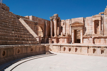 Jerash, Giordania, 04/10/2013: il Teatro Sud dell'antica Gerasa, uno dei pi&ugrave; grandi e meglio conservati siti di architettura romana al mondo 