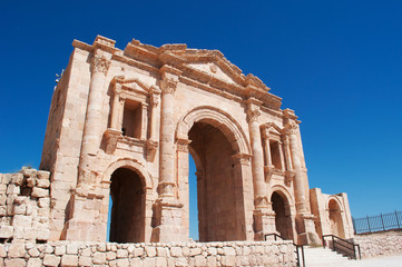 Naklejka premium Jerash, Giordania, 04/10/2013: l'Arco di Adriano, eretto in onore dell'imperatore Adriano in visita all'antica Gerasa, uno dei più grandi e meglio conservati siti di architettura romana al mondo