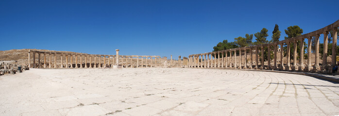 Jerash, Giordania, 04/10/2013: il Foro ovale, lastricato con pietre di calcare, dell'antica Gerasa,...