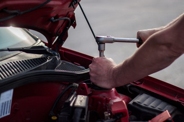 Raised the hood of the car, the car remained out of order, the master tries to refuse malfunction