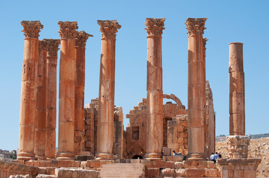 Jerash, Giordania, 04/10/2013: le colonne corinzie del Tempio di Artemide, patrona dell'antica Gerasa, uno dei più grandi e meglio conservati siti di architettura romana al mondo