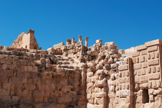 Giordania, 04/10/2013: le mura della città alla Porta Sud della città archeologica di Jerash, l'antica Gerasa, uno dei più grandi e meglio conservati siti di architettura romana al mondo