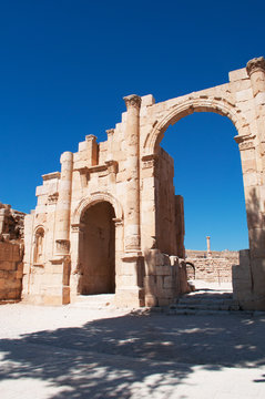 Giordania, 04/10/2013: vista della Porta Sud della città archeologica di Jerash, l'antica Gerasa, uno dei più grandi e meglio conservati siti di architettura romana al mondo