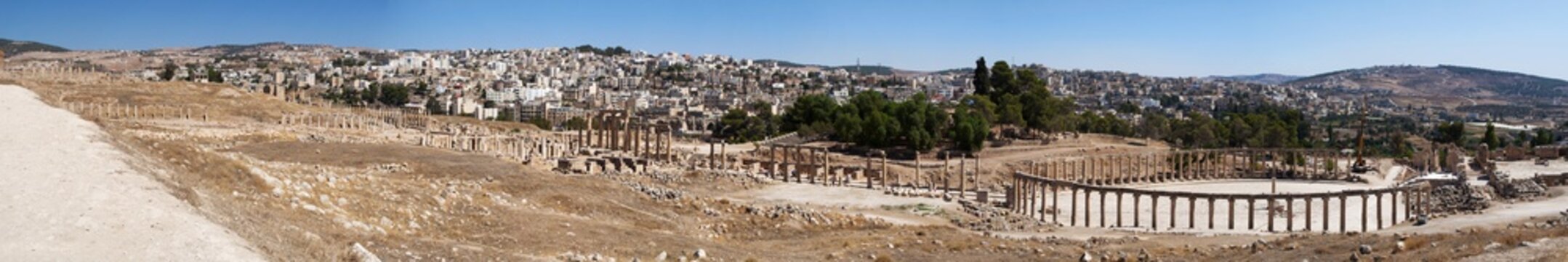 Giordania, 04/10/2013: lo skyline della moderna Jerash con vista del Foro ovale e del Cardo Massimo dell'antica Gerasa, uno dei siti di architettura romana meglio conservati al mondo
