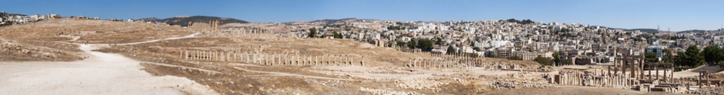 Giordania, 04/10/2013: le rovine della città romana di Gerasa, uno dei più grandi e meglio conservati siti di architettura romana al mondo, e lo skyline della moderna Jerash