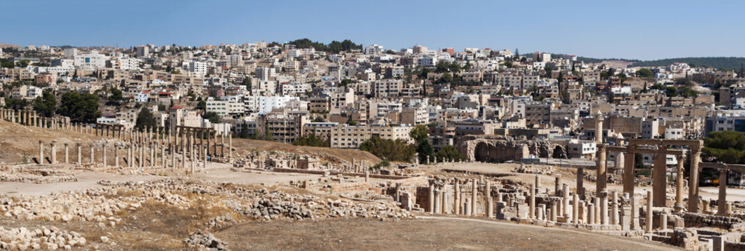 Giordania, 04/10/2013: le rovine della città romana di Gerasa, uno dei più grandi e meglio conservati siti di architettura romana al mondo, e lo skyline della moderna Jerash