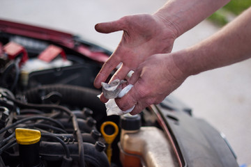 Master finished repairing cars, pure hands that dirty while removing malfunction