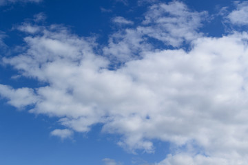 Obraz premium Białe chmury na niebieskim niebie