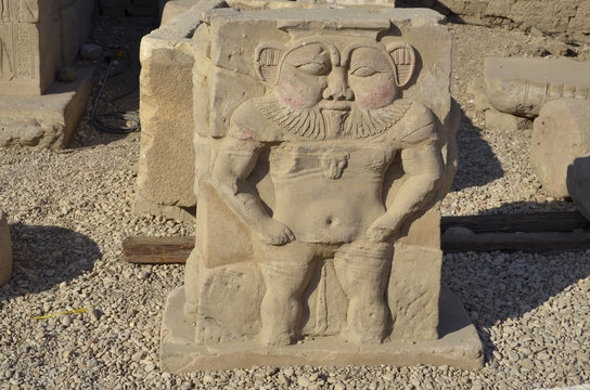 Statue beim Tempel von Dendera