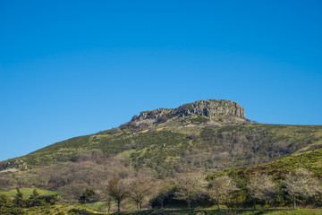Fototapeta na wymiar la Roche de Gourdon/paysage ardéchois avec rocher