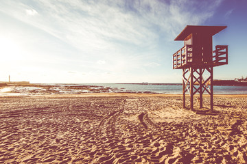 Obraz premium Lifeguard baywatch tower on the sandy beach