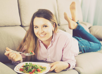 Obraz na płótnie Canvas Girl eating green salad