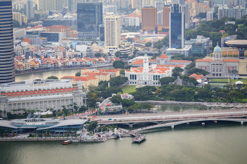 Obraz premium vue en hauteur sur le merlion de Singapour depuis le marina skypark