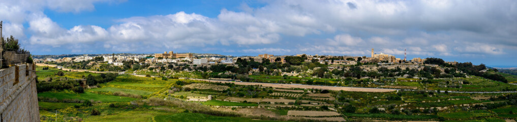 Fototapeta na wymiar Blick von der Stadtmauer in Mdina auf Mtarfa